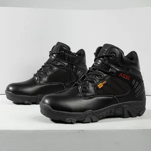 Detailansicht der schwarzen taktischen Wanderstiefel mit Reißverschluss und Cordura