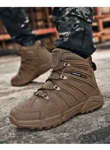 Detaillierte Seitenansicht der khakifarbenen taktischen Einsatzstiefel mit atmungsaktivem Mesh