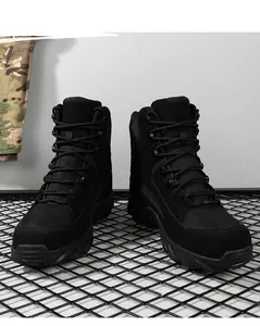 Détail de bottes tactiques noires montrant le mélange de toile et nubuck sur grille