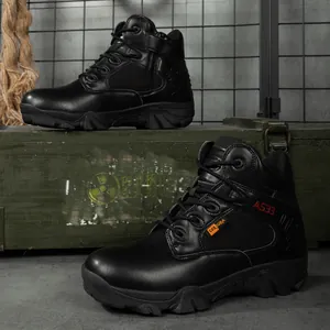 Detailaufnahme schwarzer Taktik-Stiefel aus CORDURA-Gewebe mit Reißverschluss und Profilsohle