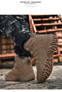 Seitenansicht sandfarbener taktischer Stiefel mit rutschfesten Gummisohlen für Wanderungen
