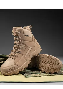 Détail de bottes tactiques désert avec semelles en caoutchouc antidérapantes et daim