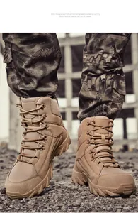 Détail de bottes tactiques couleur sable avec semelles crantées en caoutchouc robuste