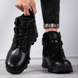 Detail der schwarzen taktischen Stiefel mit Cordura-Gewebe und robuster Gummisohle