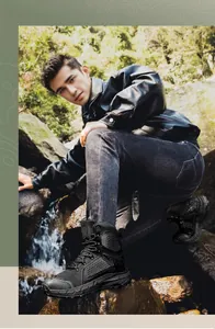 Détail de bottes tactiques avec support latéral en nid d'abeille sur terrain rocheux