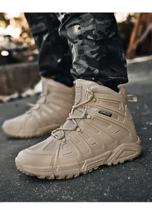 Detailansicht der khakifarbenen Outdoor-Taktikstiefel mit rutschfester Gummisohle