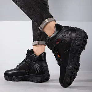 Detail von taktischem Wanderstiefel mit Cordura-Gewebe und Seitenreißverschluss