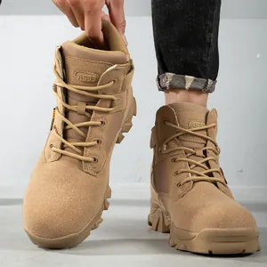 Detailansicht taktischer Khaki-Stiefel mit robustem CORDURA-Gewebe und rutschfesten Gummisohlen