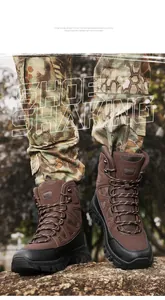 Outdoor Taktikstiefel mit verstärkter Zehenpartie und griffiger Sohle auf Felsgelände