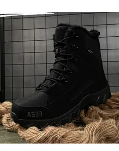 Gros plan sur des bottes tactiques noires avec doublure en fourrure et semelle en caoutchouc