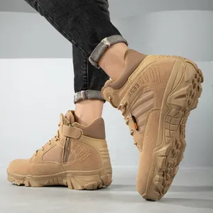 Detailansicht der khakifarbenen taktischen Wanderschuhe mit Reißverschluss und Wildleder