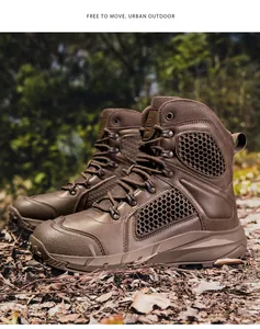 Bottes tactiques marron sur feuilles mortes montrant les supports latéraux alvéolés