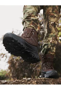 Detailansicht des taktischen Schuhs mit rutschfester Gummisohle zum Wandern