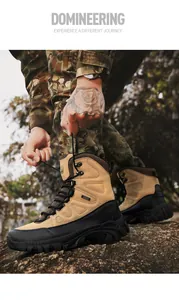 Detail von taktischen Stiefeln in Khaki mit rutschfesten Gummisohlen für Trekking