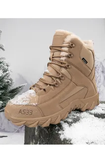 Détail de bottes d'extérieur montantes avec doublure chaude en fourrure sur rochers enneigés