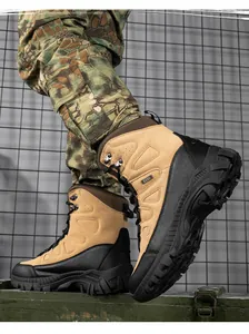 Detail von taktischen Stiefeln in Khaki mit verstärkter Gummikappe und rutschfester Sohle