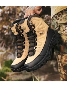 Detailansicht der taktischen Einsatzstiefel in Khaki mit robusten Gummisohlen und L633-Tag