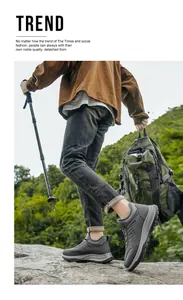 Nahaufnahme grauer Outdoor-Wanderschuhe mit rutschfester Sohle in felsigem Gelände