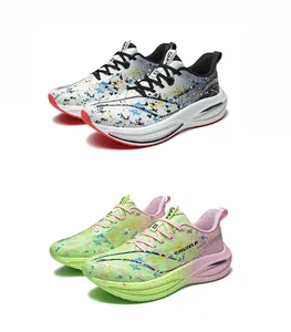 Λεπτομέρεια από πιτσιλιές μπογιάς και διαβαθμίσεις σε χοντρά αθλητικά παπούτσια