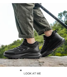 Detailansicht der schwarzen Wanderschuhe mit Thermofutter und rutschfester Gummisohle