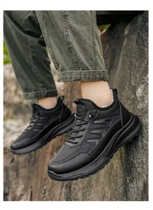 Nahaufnahme der schwarzen Herren-Wintersneaker mit warmem Fleecefutter und robuster Sohle