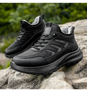 Detaillierte Außenaufnahme von Herren Winterschuhen mit warmem grauem Kunstfellfutter