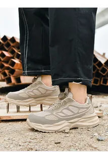 Gros plan de la semelle anti-perforation sur des clous pour chaussures de sécurité