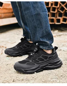Détail de chaussures de sécurité noires avec système de laçage rotatif sur chantier