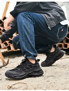 Détail de la chaussure de sécurité noire avec embout en acier et semelle épaisse sur chantier