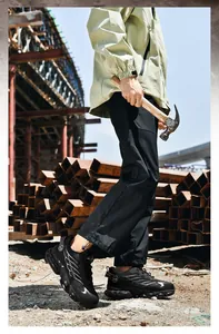 Détail de chaussure de sécurité durable avec maille respirante et boucle rotative sur chantier