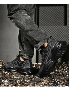 Gros plan de chaussures de sécurité noires en maille avec bout acier et semelle épaisse