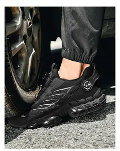 Gros plan sur chaussures de sécurité noires avec mesh respirant et système à molette