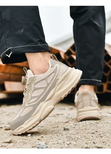 Détail de chaussures de sécurité beige avec laçage rotatif et semelle amortissante