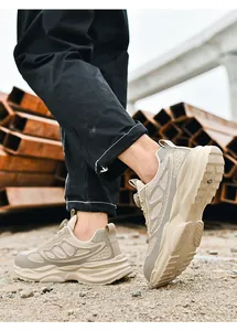 Détail de chaussures de sécurité respirantes avec boucle rotative en décor industriel extérieur