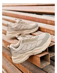 Vue détaillée de chaussures de sécurité kaki avec système BOA sur fond d'acier industriel