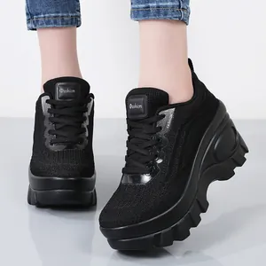 Sneakers da donna in mesh nero con zeppa spessa e suola a dente di sega fashion