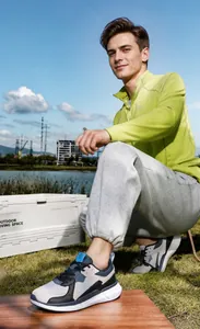 Outdoor-Look mit Sneakern und flauschigem Fleecefutter für warme Füße im Winter