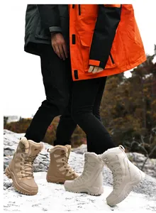 Detailopname van winterwandelschoenen met warme fleecevoering in de sneeuw