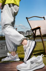 Nahaufnahme der Herren-Outdoor-Sneaker mit dicker Sohle und blau-grauem Patchwork