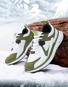 Detailansicht der Winter-Outdoor-Sneaker mit warmem Futter auf Holzscheiten in Schneelandschaft