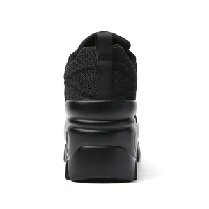 Dettaglio della tomaia in mesh traspirante e suola spessa platform su sneakers nere