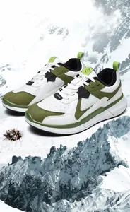 Detail der Outdoor-Sneaker mit grünen Wildlederbahnen und warmem Plüschfutter