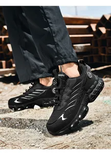Détail d'une chaussure de sécurité noire avec laçage rotatif sur un chantier