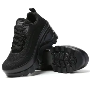 Dettaglio di sneakers platform nere con tomaia in mesh traspirante e suola antiscivolo