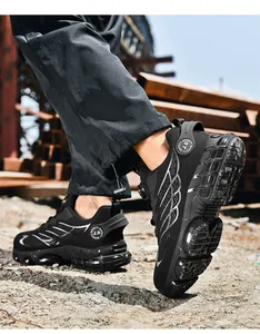 Détail de chaussure de sécurité noire avec maille respirante et boucle rotative rapide