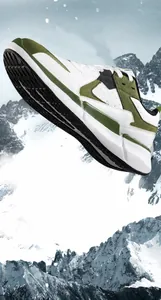 Nahaufnahme der rutschfesten MD+TPR-Sohle von Outdoor-Sportschuhen vor Schneeberggrund