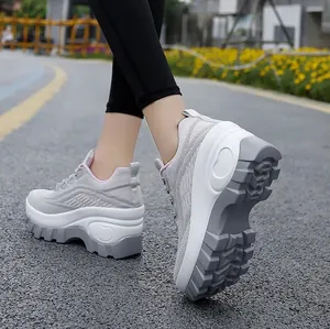 Sneakers da donna in maglia grigia traspirante con suola platform e decoro a cuore