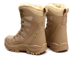 Detail van kaki outdoor sneeuwlaarzen met dikke voering en stevige rubberen zool