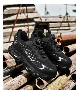 Détail de chaussures de sécurité avec bandes réfléchissantes et boucle rotative pratique
