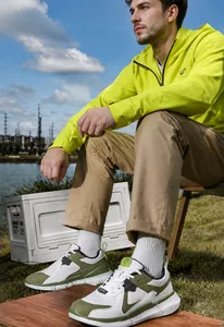 Nahaufnahme des warmen Fleecefutters in klassischen Herren-Outdoor-Sneakern